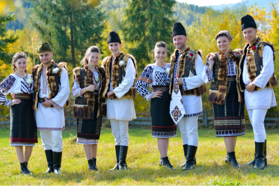 Costumul popular, tradiții și obiceiuri la români