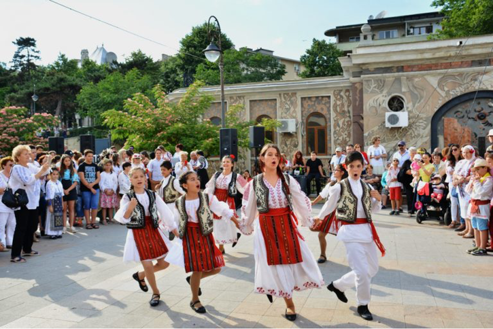 Costumul popular, tradiții și obiceiuri la români
